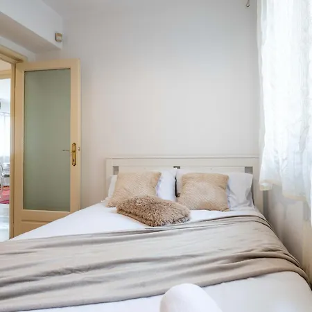 Cismigiu With Balcony & View Appartement *