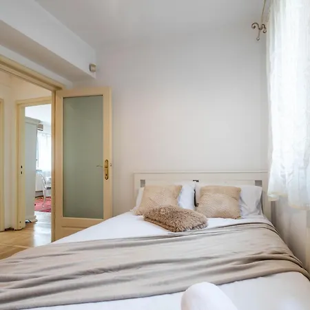 Cismigiu With Balcony & View Appartement