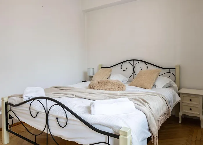 Cismigiu With Balcony & View Apartment