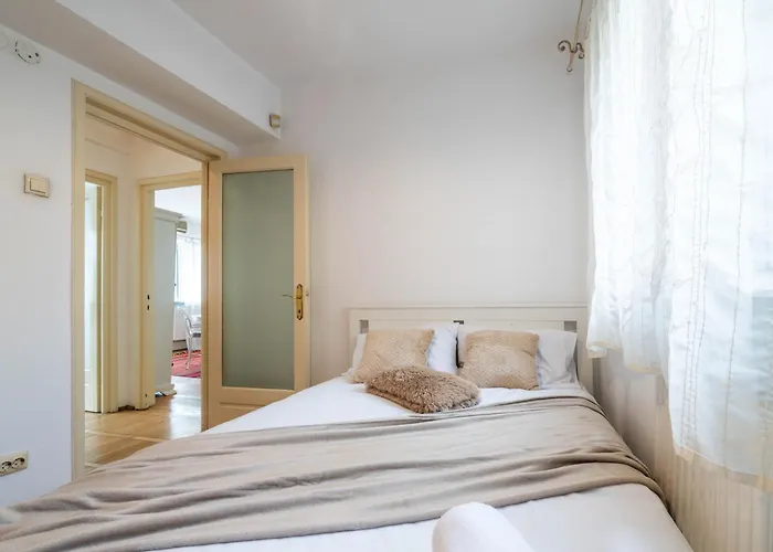 Cismigiu With Balcony & View Apartament