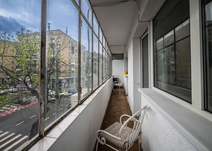 Cismigiu With Balcony & View شقة